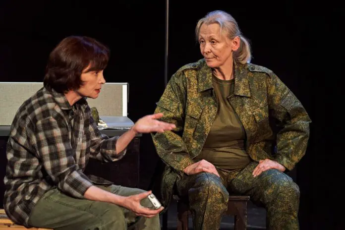 Марина Савинова и Алексей Бадаев воссоздают драму Корсы в Свердловском театре-0