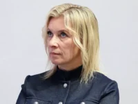 Мария Захарова дает резкий комментарий к словам Джона Хили о мире mariya zaharova daet rezkij kommentarij k slovam dzhona hili o mire-lavi-su-0