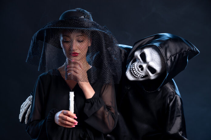 Молодая женщина, одетая в черное, и смерть