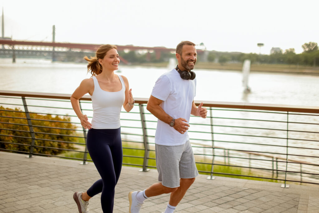 Пара наслаждается утренней пробежкой