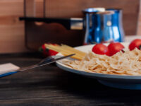 Известные мифы о здоровье и почему они неверны Паста на деревянном столе