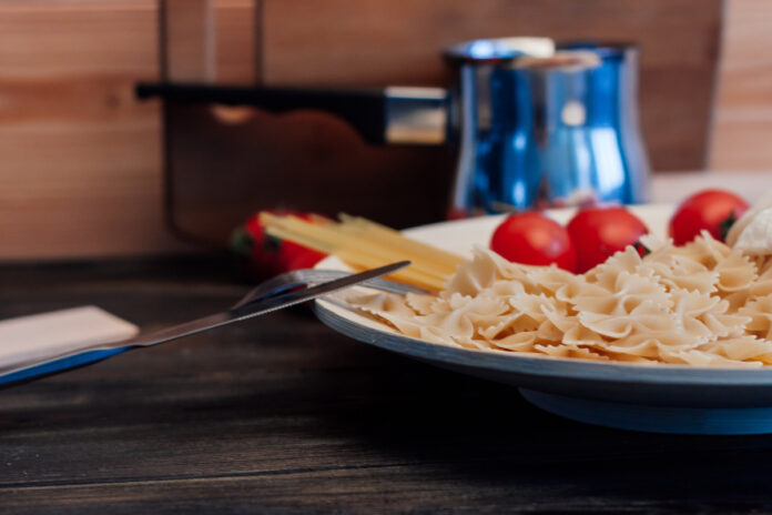 Паста на деревянном столе