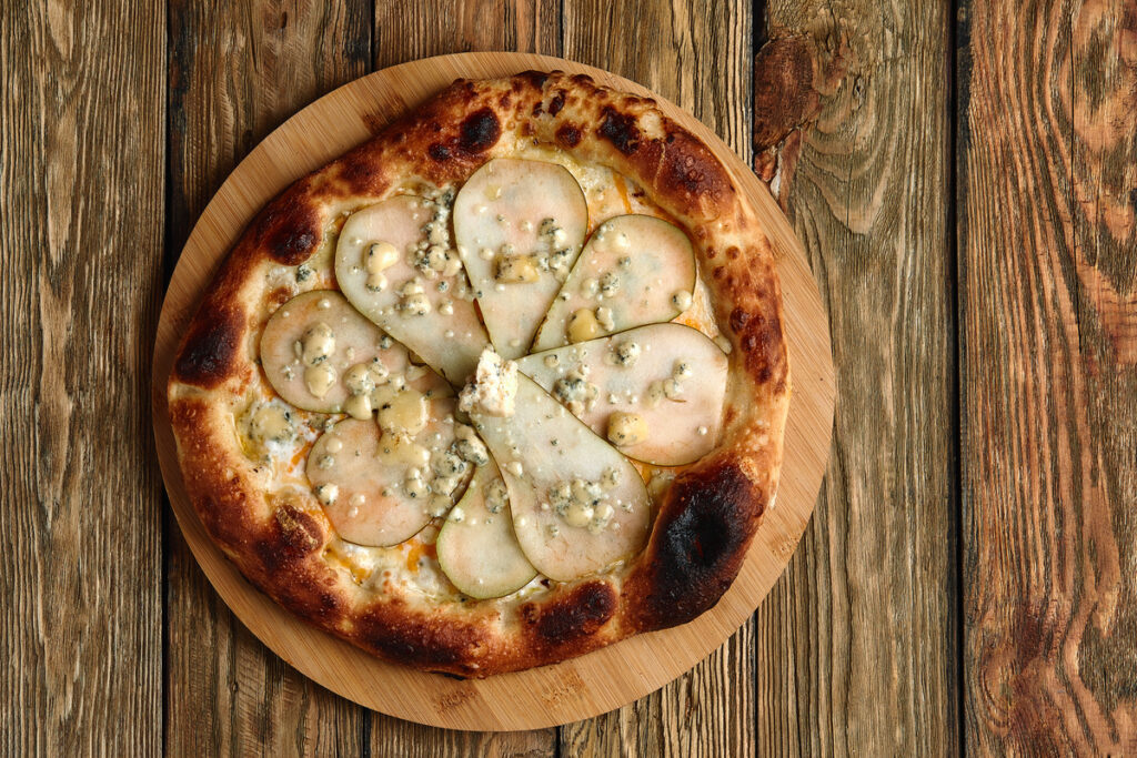 Пицца с грушами и сыром