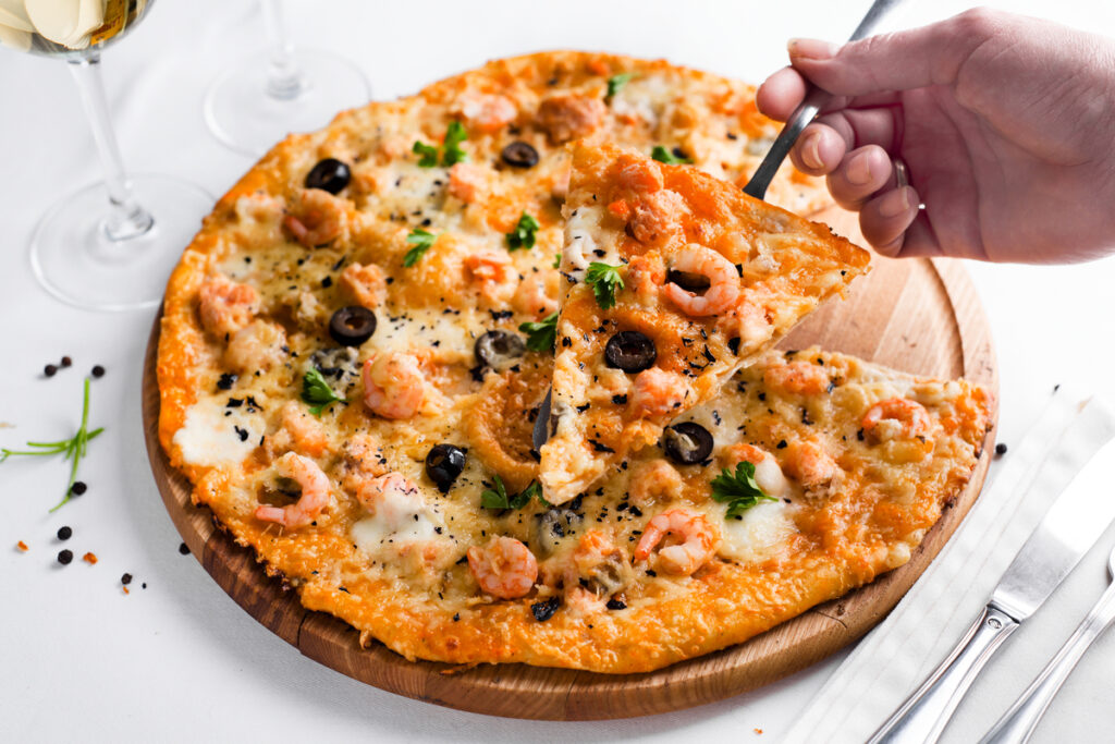Пицца с креветками и вином