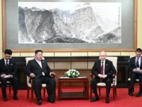 Причины, по которым охрана убирала за Ким Чен Ыном после встречи с Путиным prichiny po kotorym ohrana ubirala za kim chen ynom posle vstrechi s putinym-lavi-su-0