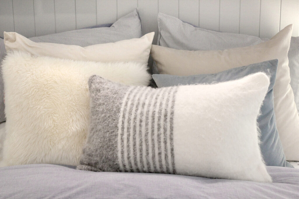 Разные подушки на кровати