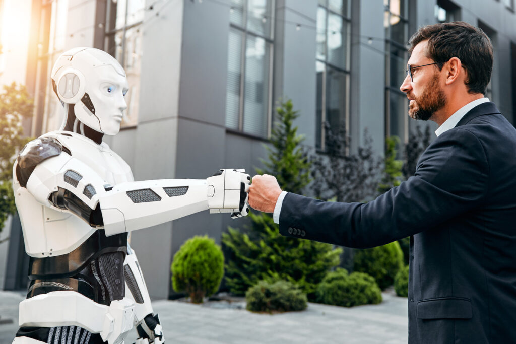 Робот с бизнесменом на улице