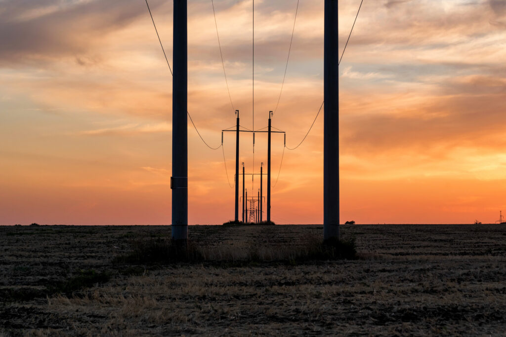 Сельский пейзаж с опорами электропередач