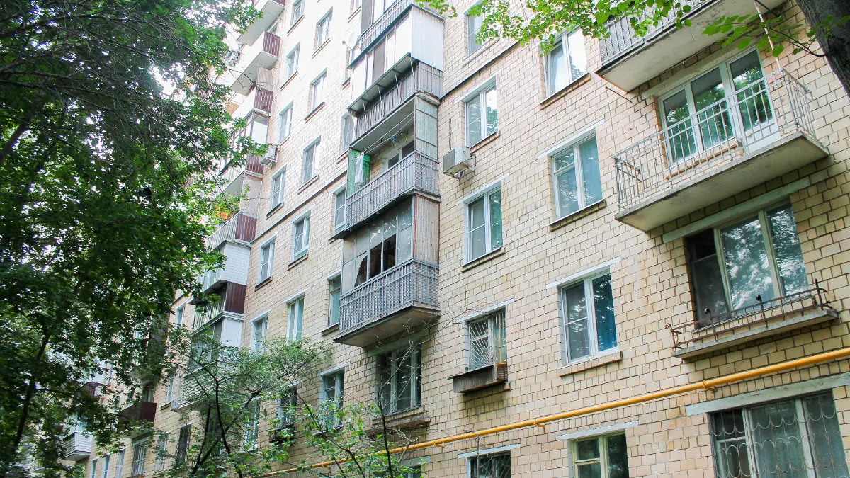 В жилом доме в районе Гольяново в 2025 году заменили все лифтовое оборудование с расширением дверных проемов