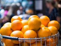 Несколько пугающих фактов о нашей пище Стопка апельсинов в металлической корзине