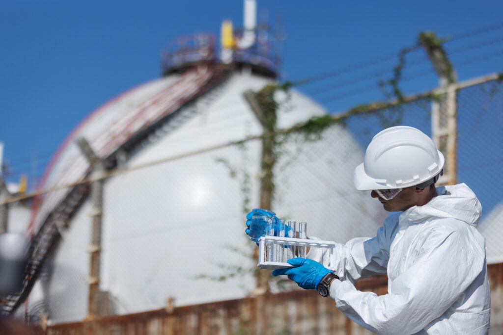 Ученый проводит химический анализ