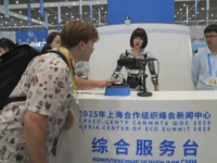 В Китае на ШОС роботы встречают гостей, Путин обсуждает будущее с лидерами v kitae na shos roboty vstrechayut gostej putin obsuzhdaet budushhee s liderami-lavi-su-0