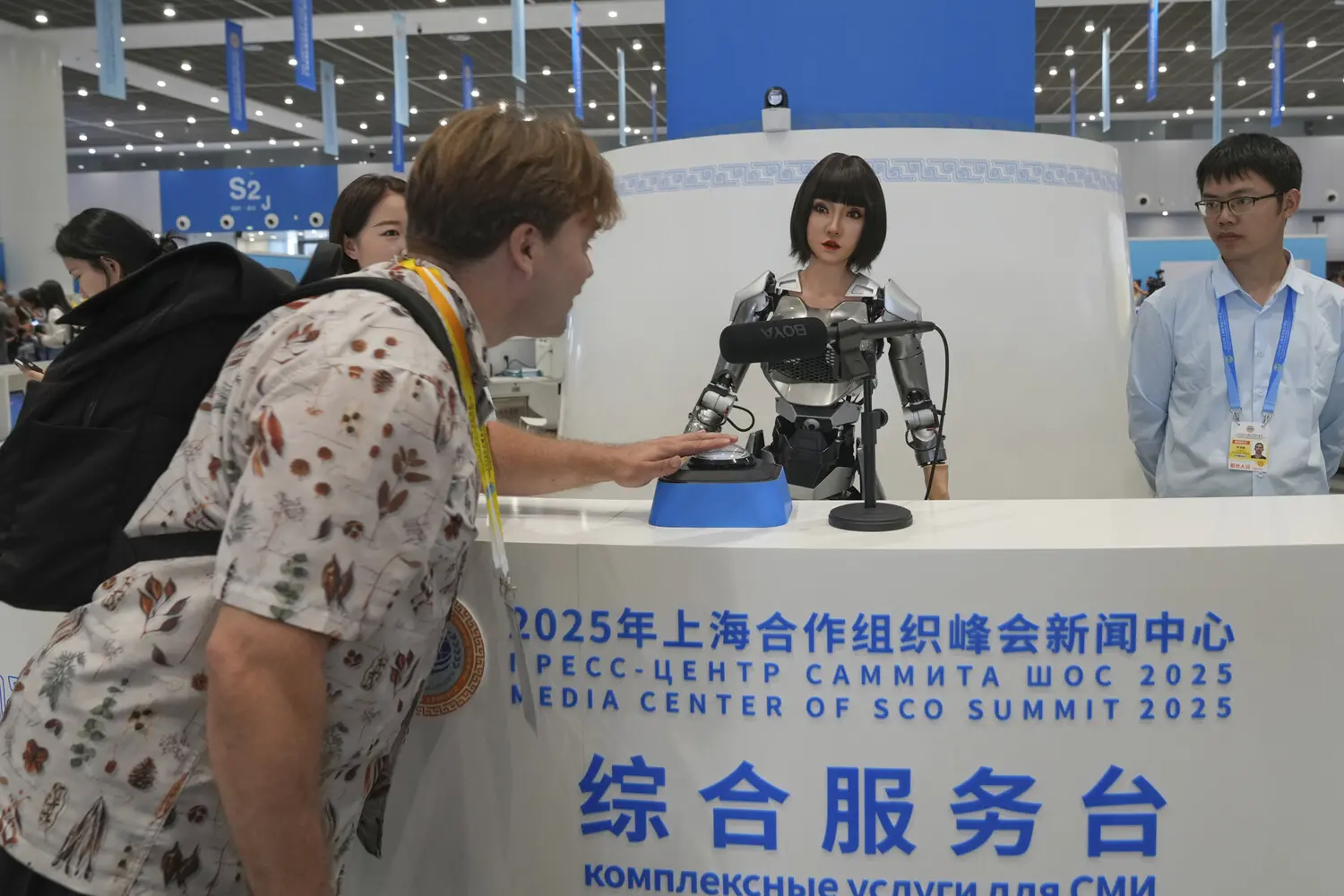 В Китае на ШОС роботы встречают гостей, Путин обсуждает будущее с лидерами-0