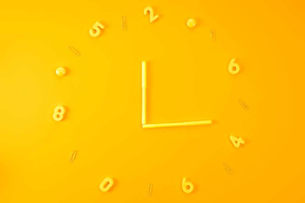 Вид сверху на неправильный циферблат