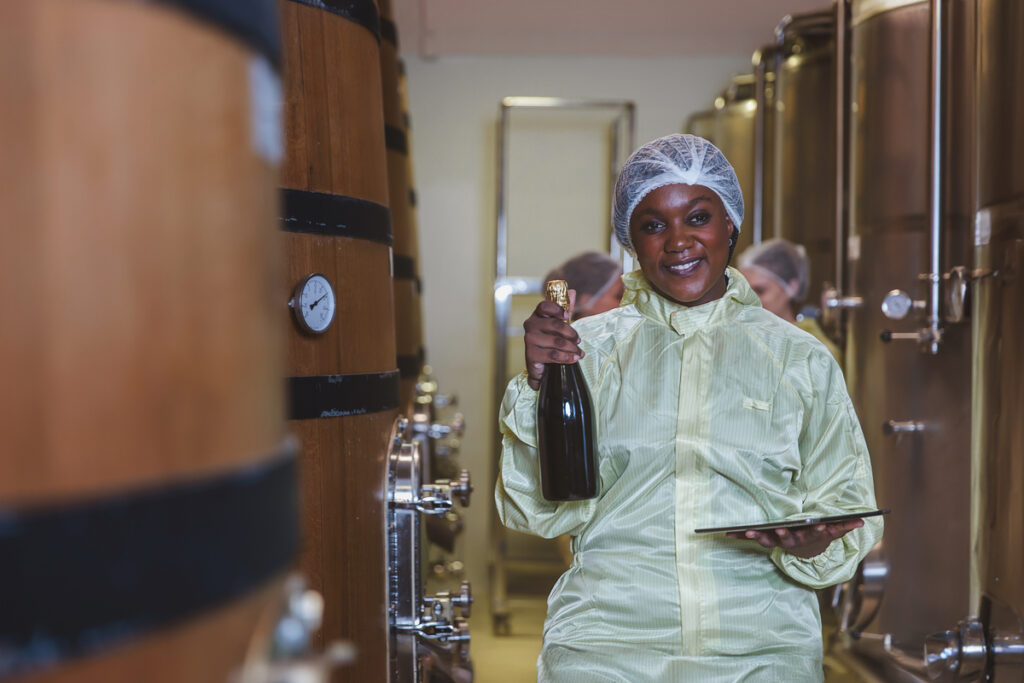 Винодел на заводе