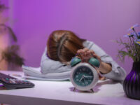 Как вы можете «взломать» свой сон? Женщина спит на рабочем столе