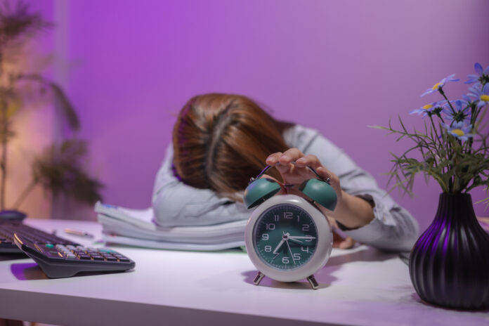 Женщина спит на рабочем столе