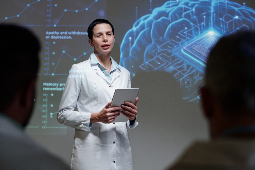 Женщина-ученый выступает на сцене