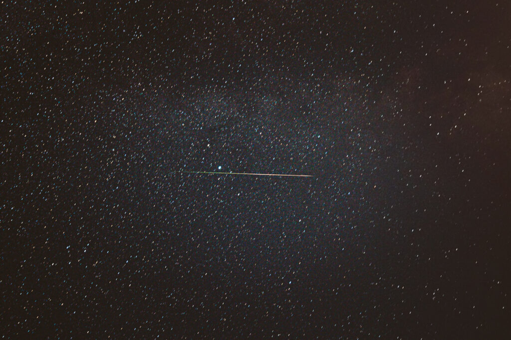 Звезды ночного неба с галактикой Млечный Путь