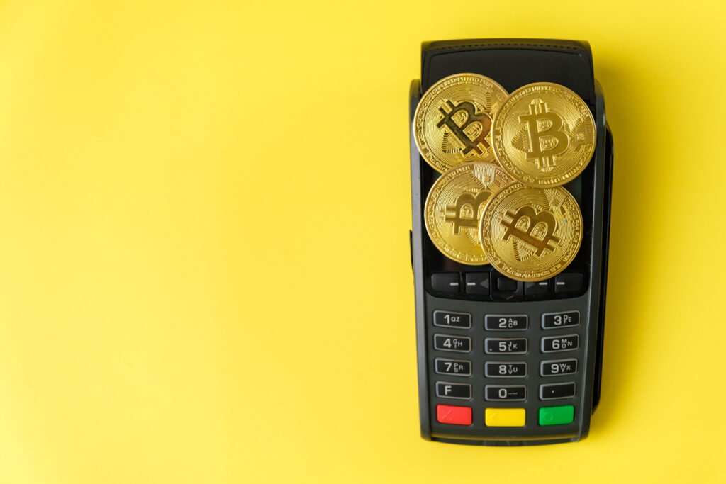 Биткоин-монеты на платежном терминале
