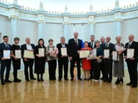 Денис Паслер отметил Вольфа Усминского и Синарский трубный завод наградами denis pasler otmetil volfa usminskogo i sinarskij trubnyj zavod nagradami-lavi-su-0