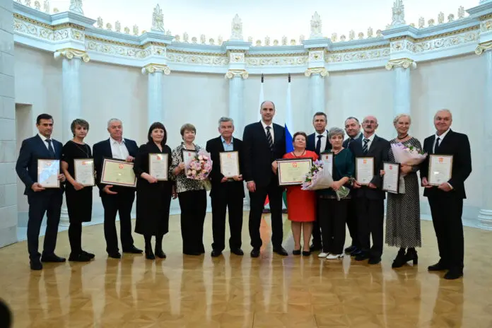 Денис Паслер отметил Вольфа Усминского и Синарский трубный завод наградами-0