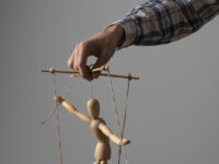 Психология мошенников: как распознать обман? Деревянная марионетка