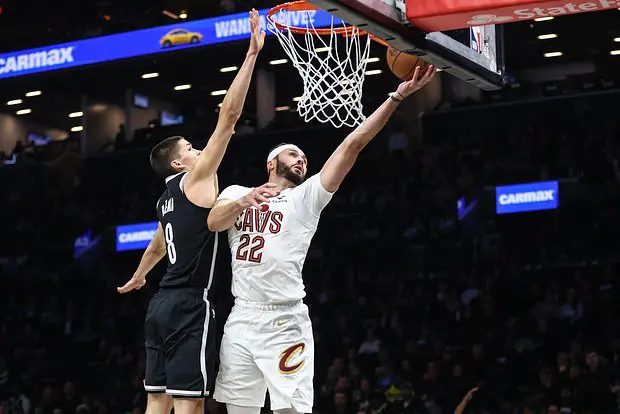 Ларри Нэнс-младший (22) и Егор Демин (8)