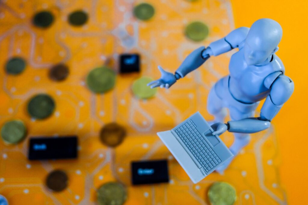 Фигурка робота с ноутбуком