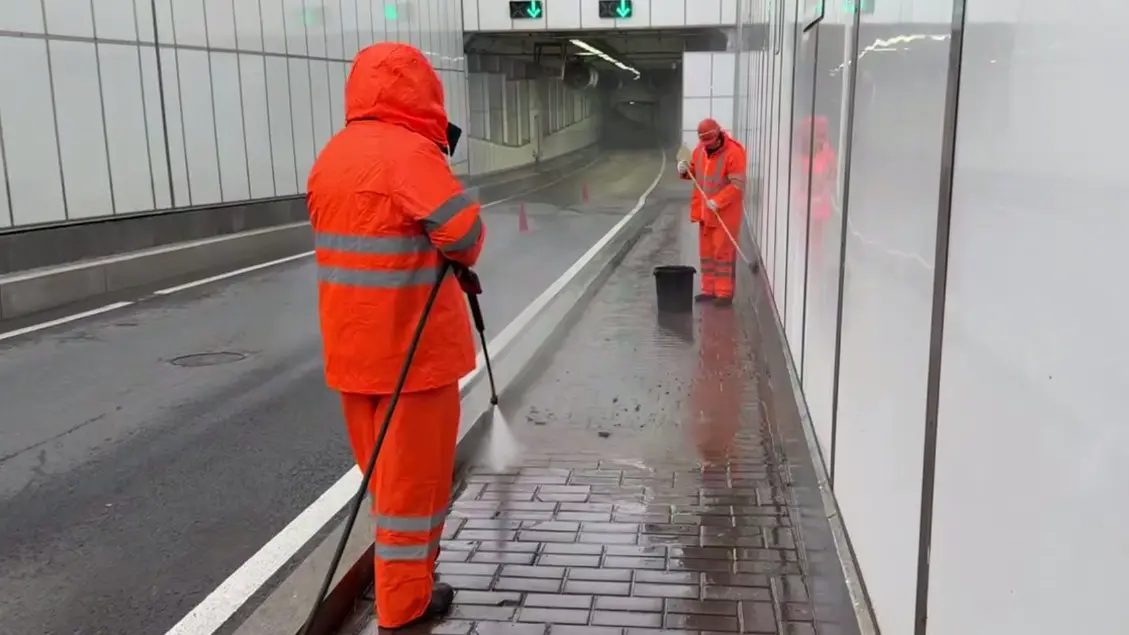 Более 100 транспортных тоннелей специалисты промыли в преддверии зимы