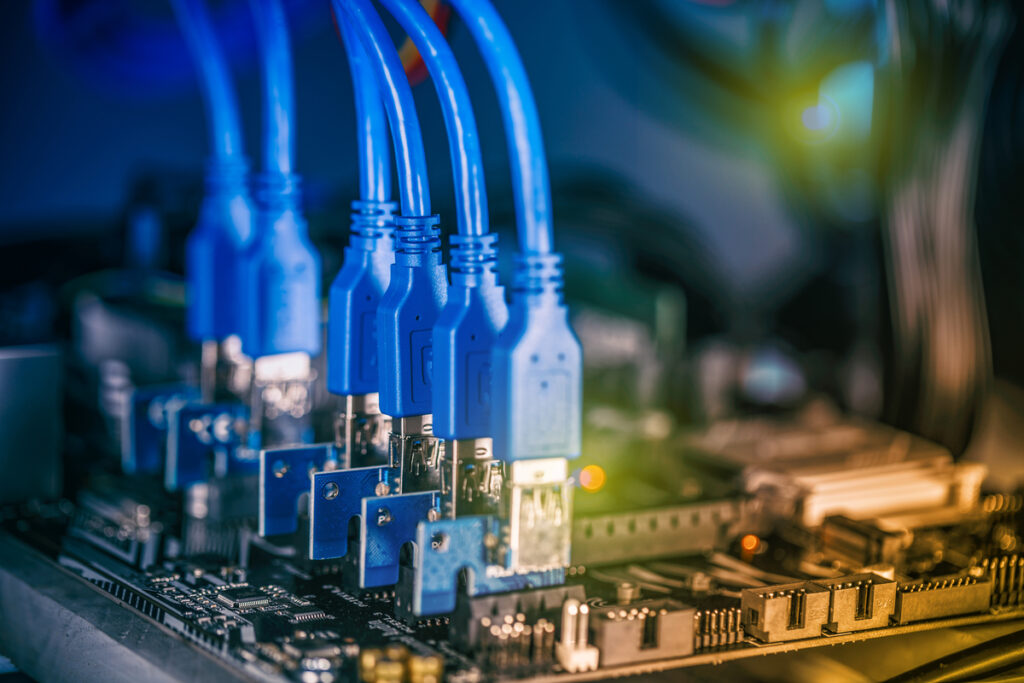 Кабели подключены к плате компьютера
