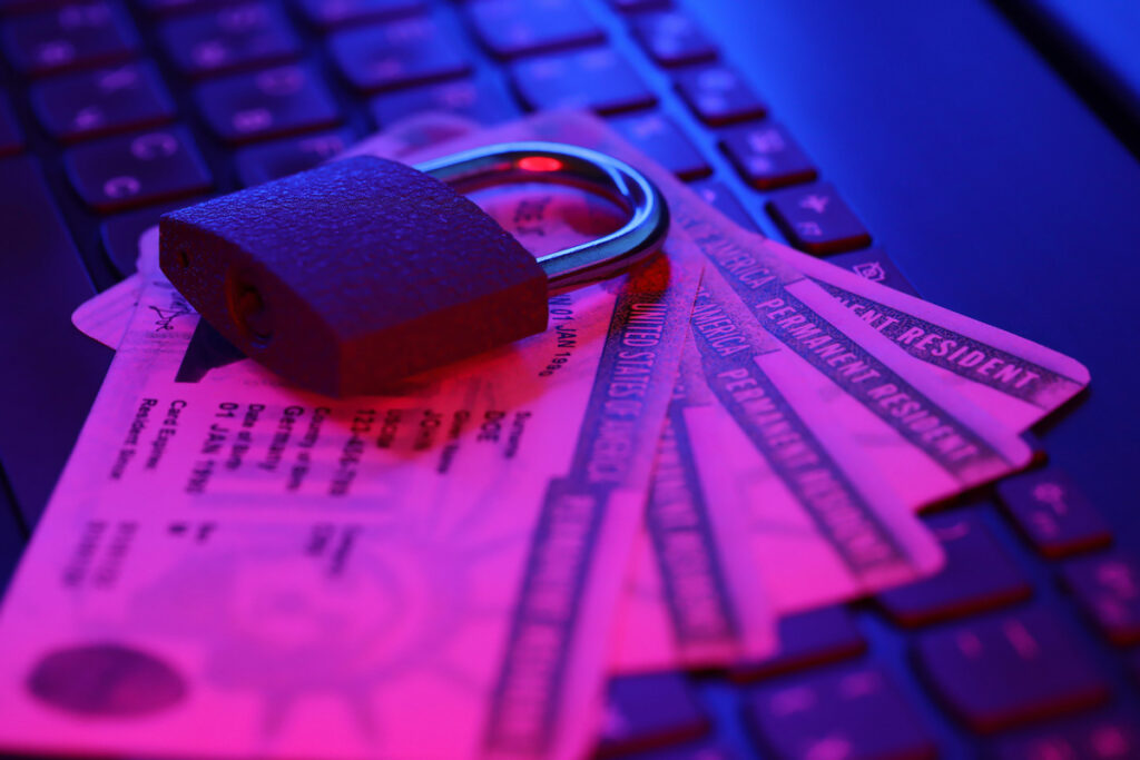 Карта с маленьким замком на клавиатуре компьютера
