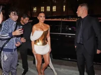 kim kardashyan blistaet v smelom mini na shou   v parizhe-lavi-su-0