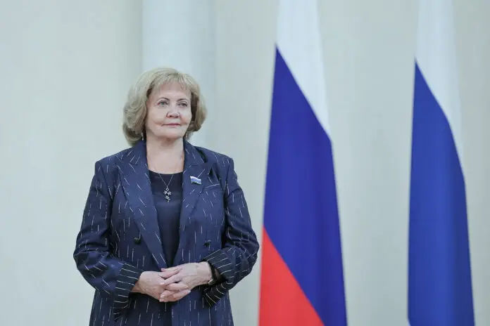 Людмила Бабушкина поздравила педагогов Свердловской области с Днём учителя-0