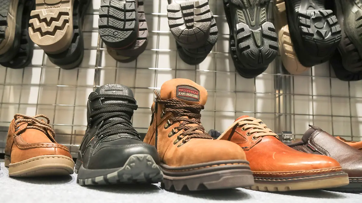 Участница московской ярмарки в центре столицы помогает бойцам СВО