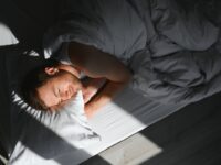 Учёные изменили правила того, что можно делать во сне Мужчина спит дома