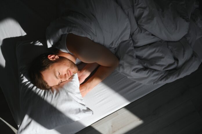 Мужчина спит дома