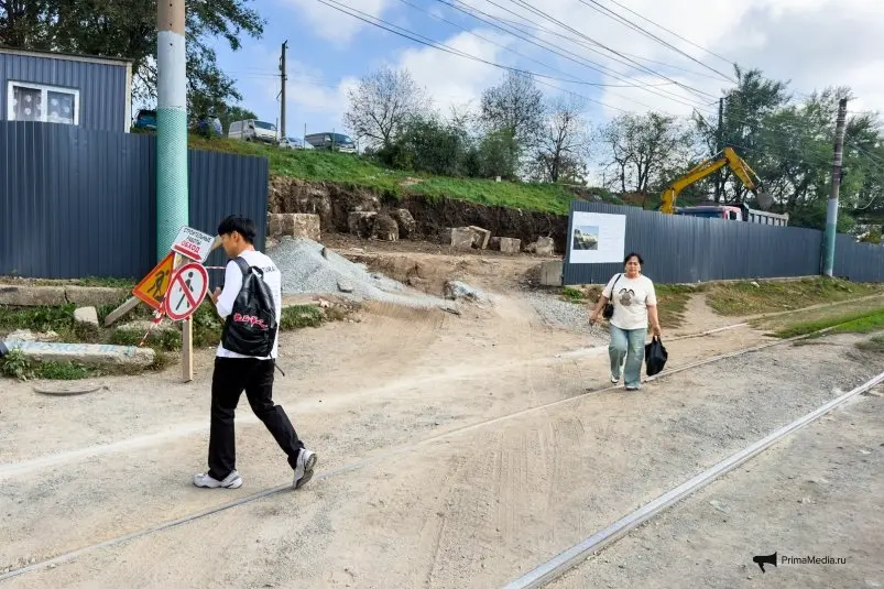 Пешеходы обходят участок по трамвайным путям Евгений Кулешов, ИА PrimaMedia