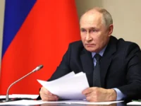 На празднике произошел забавный эпизод с вином между Путиным и Михалковым na prazdnike proizoshel zabavnyj epizod s vinom mezhdu putinym i mihalkovym-lavi-su-0