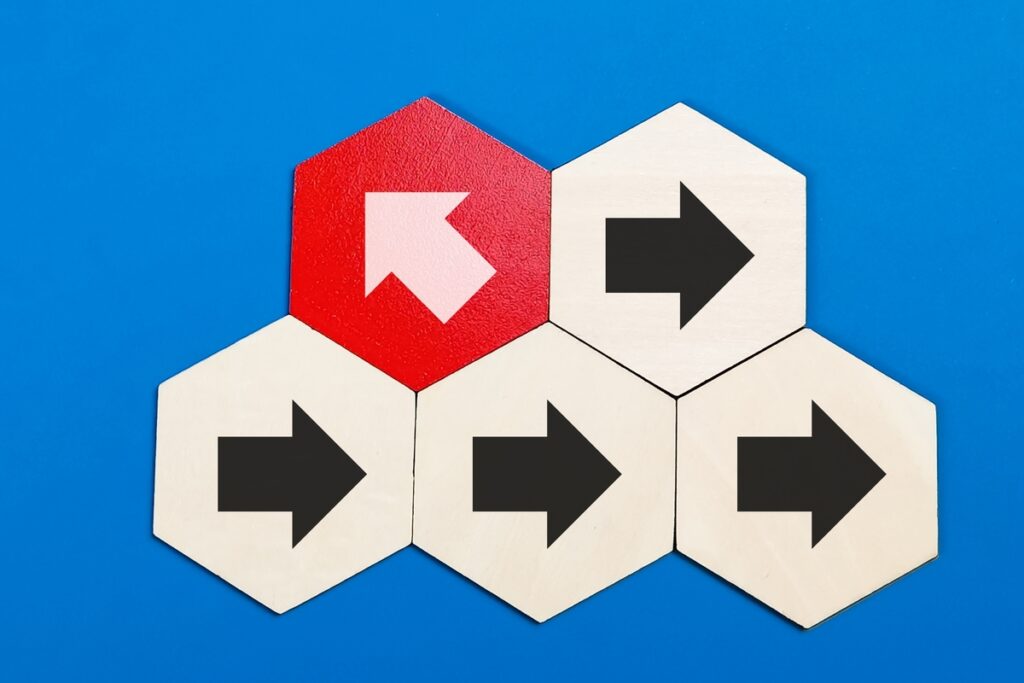 Одна стрелка смотрит в отличном от остальных направлении