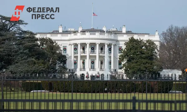 Пит Хегсет удивил Белый дом галстуком в цветах российского флага на встрече с Зеленским-0