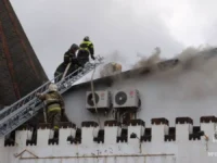 pozhar na predpriyatii po proizvodstvu avtomasel operativno tushat spasateli mchs v pushkine-lavi-su-0