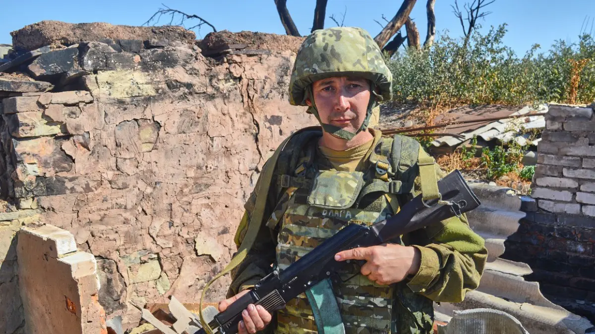 Сапер 29-й общевойсковой армии группировки войск «Восток» с позывным «Блага» точно знает, где искать мины и какие «сюрпризы» может оставить противник. Так, на первый взгляд обыкновенное «полено» может оказаться самодельным взрывным устройством