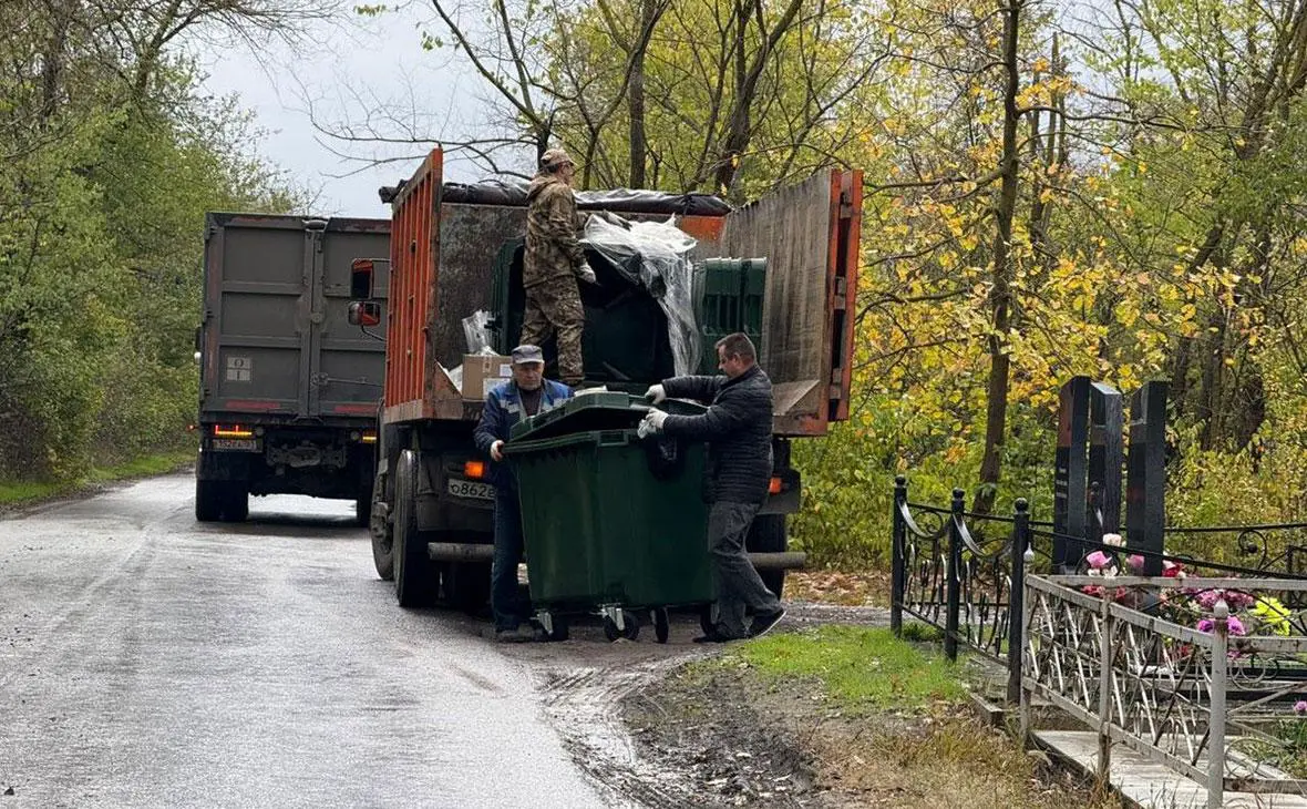 На территории городского кладбища в Азове началась ликвидация несанкционированной свалки, 21 октября 2025 года (Правительство Ростовской области)