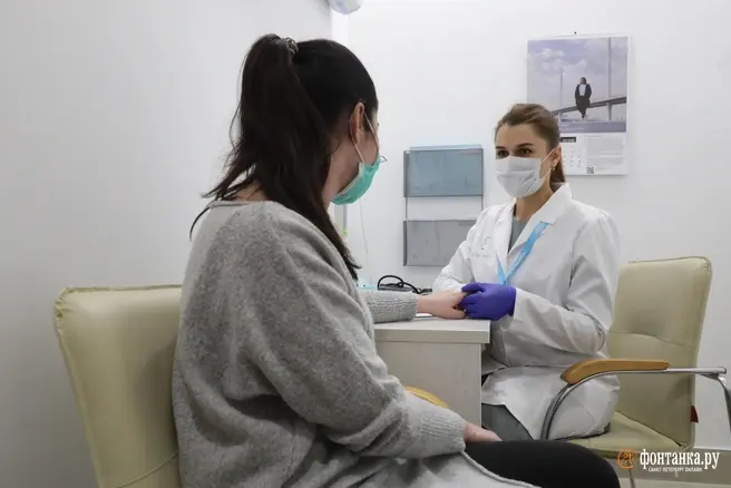 Человек становится заразен еще до появления симптомов и даже какое-то время после выздоровления | Источник: Сергей Коньков / FONTANKA.RU