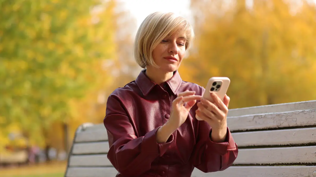 Москвичка Елена Лобова остается на связи с близкими даже во время прогулки по музею-заповеднику