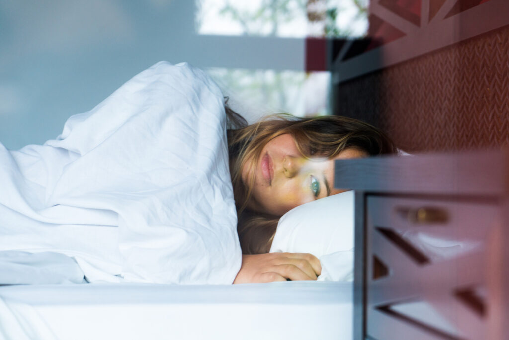 Женщина лежит в постели