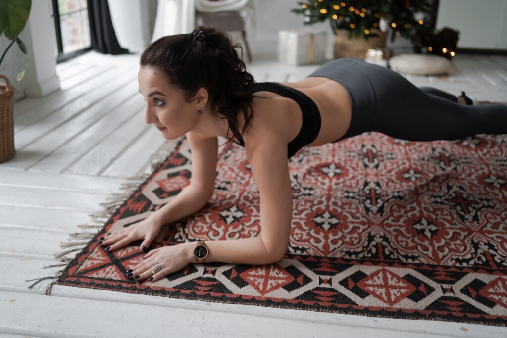 Девушка занимается фитнесом дома