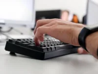 Дмитрий Харитонов и Антон Горелкин обсудили перспективы IT-рынка и роль Т1 в Госдуме dmitrij haritonov i anton gorelkin obsudili perspektivy rynka i rol t1 v gosdume-lavi-su-0