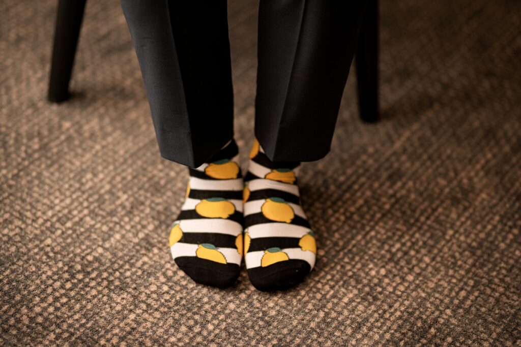 Две ноги в носках с лимонным принтом